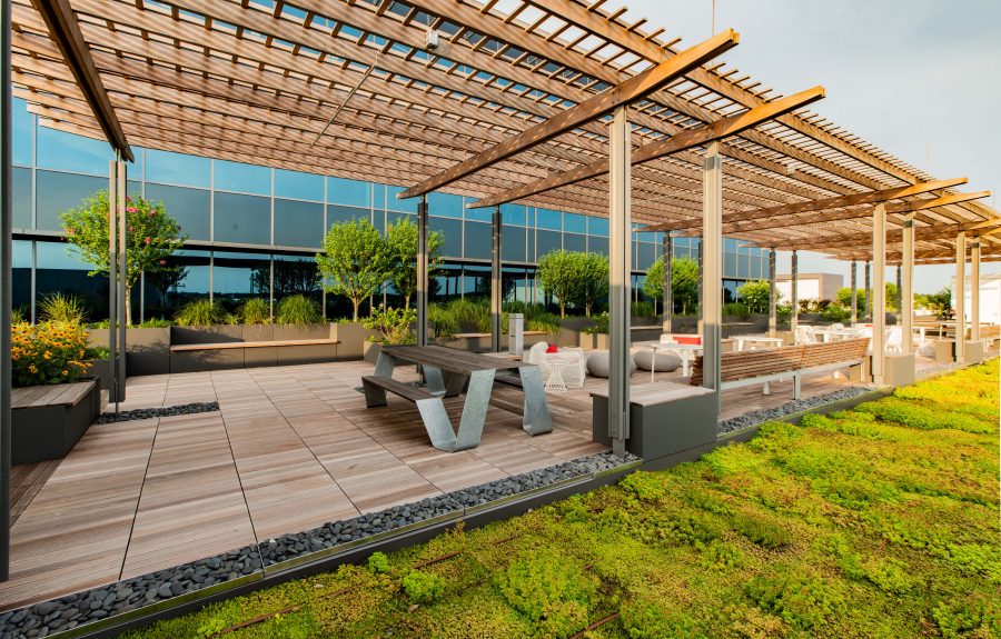 Outdoor terrace and seating area of Arkansas Heart Hospital Encore in Bryant, AR